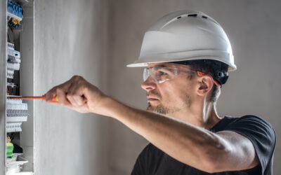 Cortocircuitos, apagones y sustos eléctricos: ¿qué hacer antes de llamar a un electricista urgente?