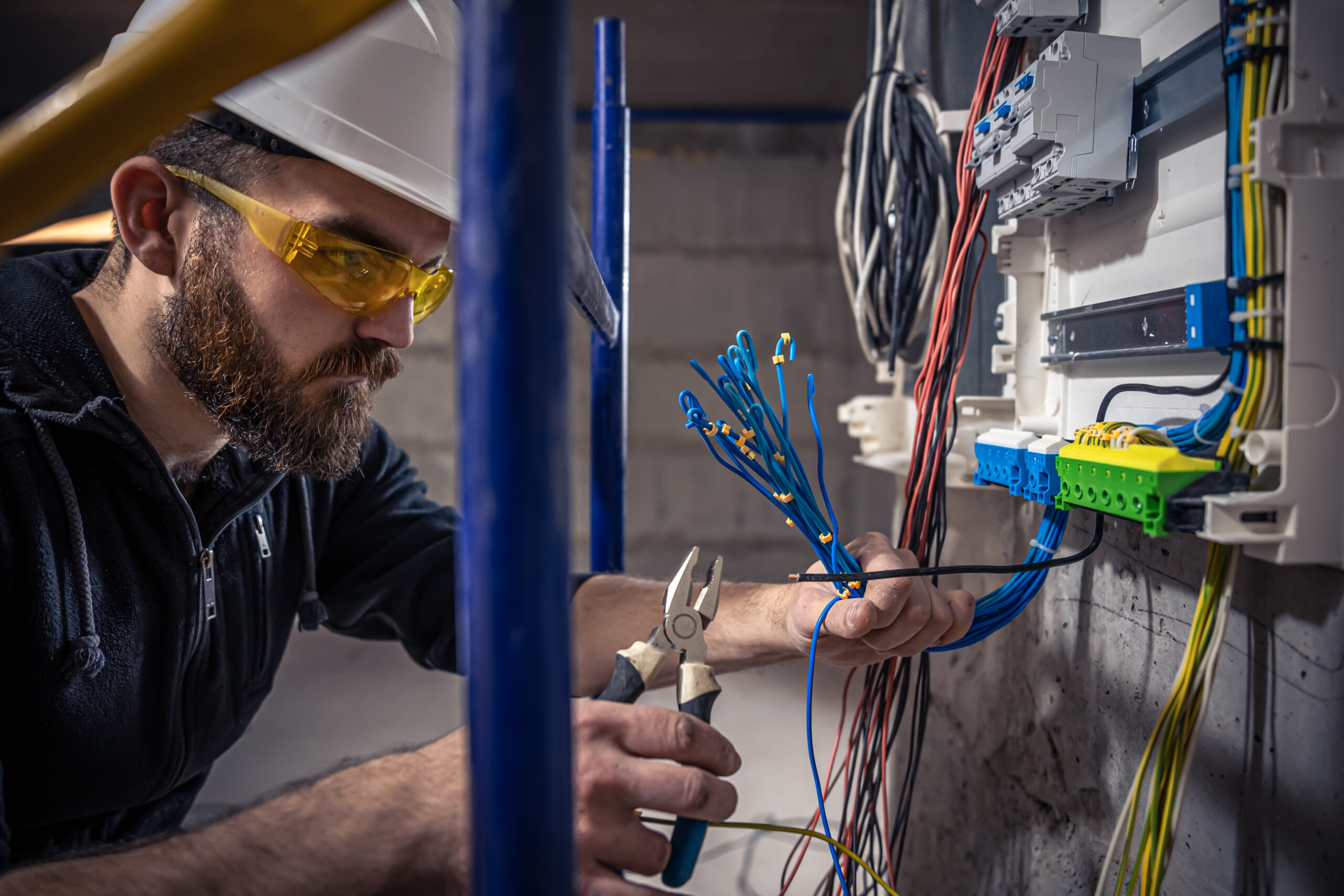 Hombre cortando y arreglando un cable eléctrico Electricidad y reparaciones eléctricas