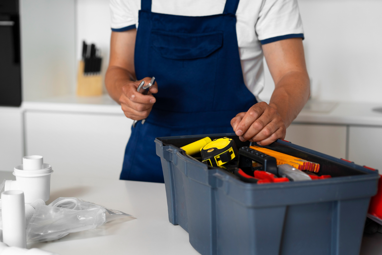 Hombre buscando en el kit de trabajo Mantenimiento y reparaciones generales