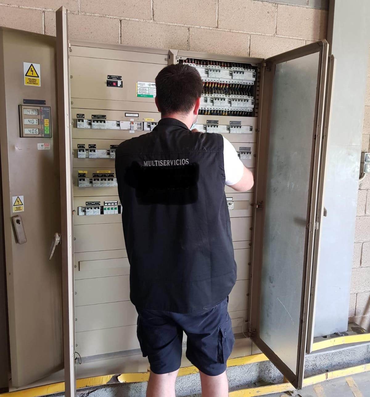 Técnico revisando un panel de electricidad Sobre nosotros